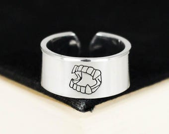 Plastic Vampire Teeth Ring: Gothic Halloween Horror Jewelry