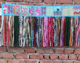 Tapiz bohemio: Tiras de tela de sari reciclada, patchwork bordado