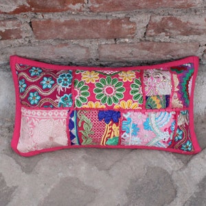 Rosa Boho Lumbar Kudde: Vintage Sari Patchwork Broderad Accent