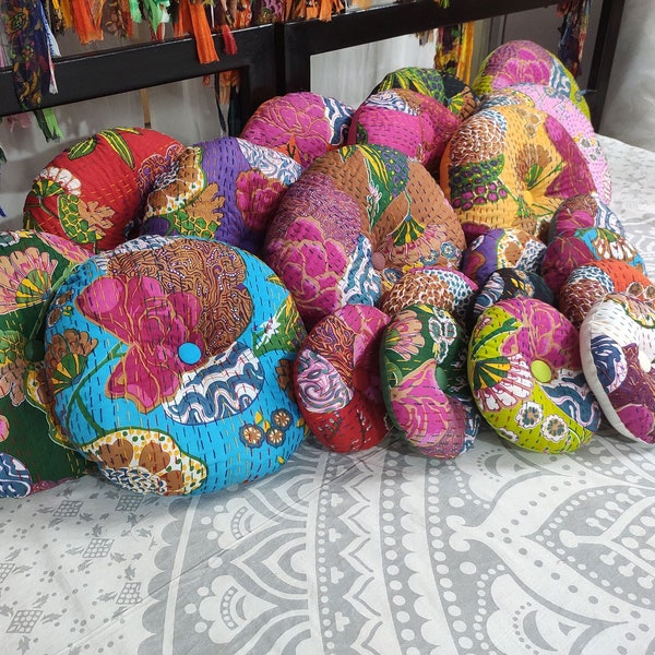 Cuscino rotondo floreale Kantha Boho Button Cuscino Cuscino indiano Fattoria Cuscino decorativo fatto a mano Cuscino natalizio ricamato con accenti