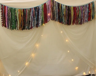 Cenefa de ventana estilo bohemio: guirnalda de trapos de sari indio reciclados