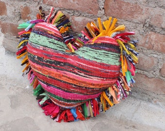 Cojín de corazón bohemio Cojín decorativo indio Regalo del día de la madre Cojín bohemio indio con flecos Almohada de alfombra, Almohada de alfombra de trapo colorida