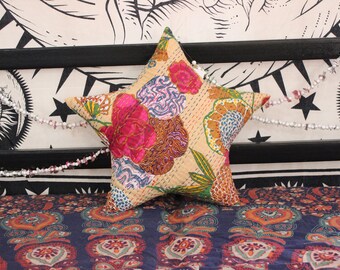 Beige bestickter Kantha Kissenbezug: Handgemachtes florales Boho Kissen