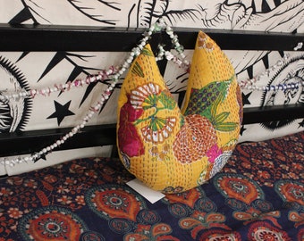 Żółta haftowana poszewka na poduszkę: ręcznie robiona poduszka Kantha Boho