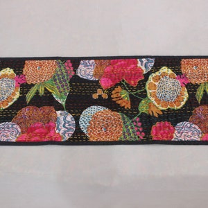 Arazzo Kantha floreale nero: arazzo da parete in cotone boho