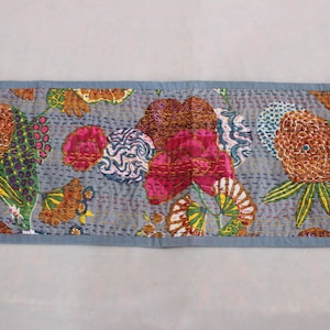Arazzo Kantha floreale grigio: arazzo da parete boho, runner da tavolo