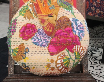 Beiges Kantha Kissen: Besticktes Boho Kissen