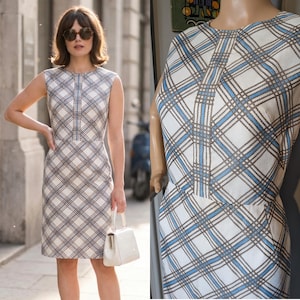Könnte beinhalten: Ärmelloses, knielanges Kleid mit einem Karomuster in Weiß, Blau und Braun. Das Kleid wird von einer Person und auf einer Schaufensterpuppe gezeigt. Die Person trägt eine Sonnenbrille und eine weiße Handtasche. Das Kleid hat eine taillierte Passform.