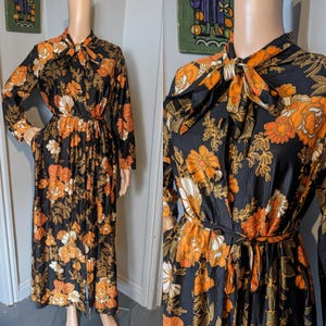 Vintage 60s 70s Elizabeth Hayes Silky Flower Power Dressing Gown Robe S M 42&quot; // UK 8 10 12 14 // EU 36 38 40 42 // US 4 6 8