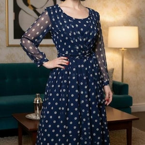 Jaren 50 marineblauwe zijden chiffon gestippelde polkadot cirkel riem jurk jaren 50 60 10 38 / UK 10 / EU 38 / VS 6