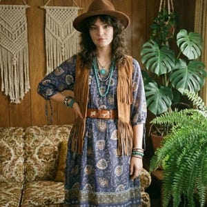 Vestido vintage de los años 70 en gasa de mezcla de algodón azul bohemio con estampado floral y borlas doradas. Talla 38" (Reino Unido 8 10 12 / UE 36 38 40 / EE. UU. 4 6 8).