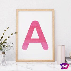 Arte de pared imprimible en color rosa / Póster con la letra A / Decoración para habitación de bebé / Lindo arte de pared en color rosa con la inicial A / Decoración para habitación de niña con una sola letra