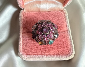 Anel antigo tailandês em ouro 14k com cúpula em formato de princesa, cravejado com múltiplas safiras e outras pedras preciosas.