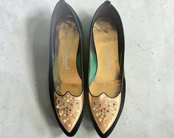Vintage schoenen uit 1960, maat 8, donkergroen fluweel met gouden accenten en spitse neus, nooit gebruikt.