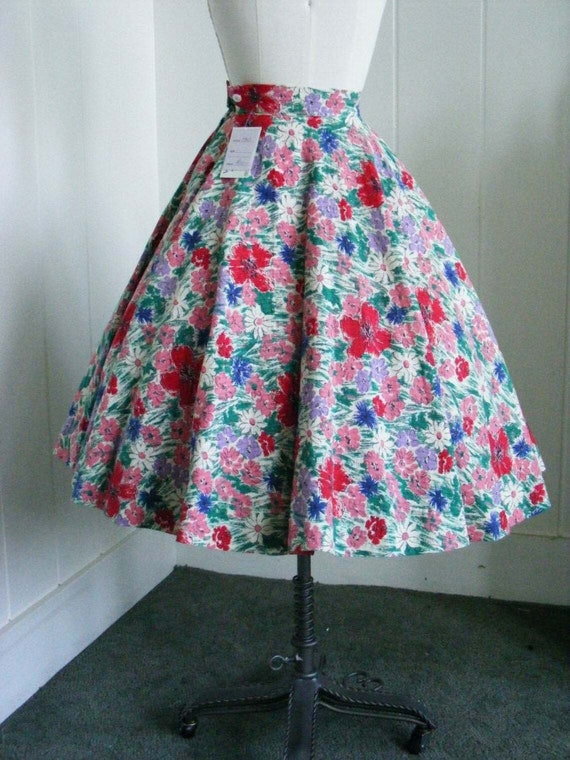 1950's Vintage Pink Red Blue and Green Floral Ful… - image 4