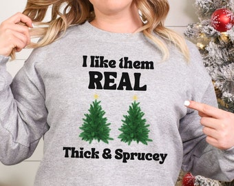 Può includere: Felpa grigia con un design di albero di Natale e il testo "I like them REAL Thick & Spruce".