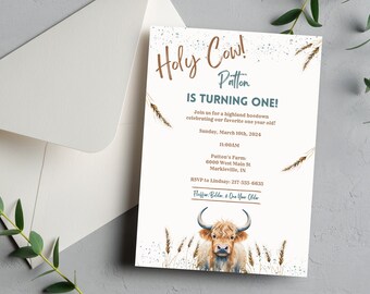 Puede incluir: Una tarjeta de invitación blanca con texto marrón que dice "Holy Cow! Patton cumple un año!" La invitación está decorada con una ilustración de acuarela de una vaca de las tierras altas y espigas de trigo. El texto también incluye la fecha, la hora y el lugar del evento.