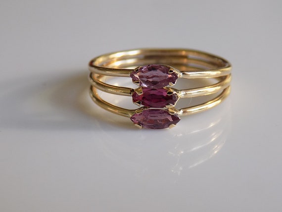 Vintage 18CT Gold Garnet Harem Style Ring - image 1