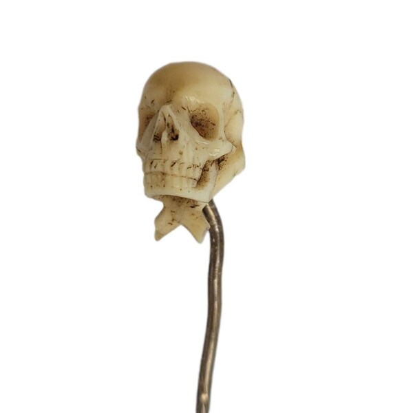 geschnitzte Memento Mori Schädel-Stick-Nadel aus Georgien