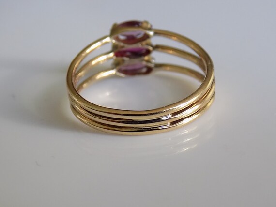 Vintage 18CT Gold Garnet Harem Style Ring - image 3