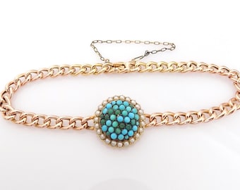Puede incluir: Un brazalete de cadena de oro con un centro redondo de turquesa y perlas.