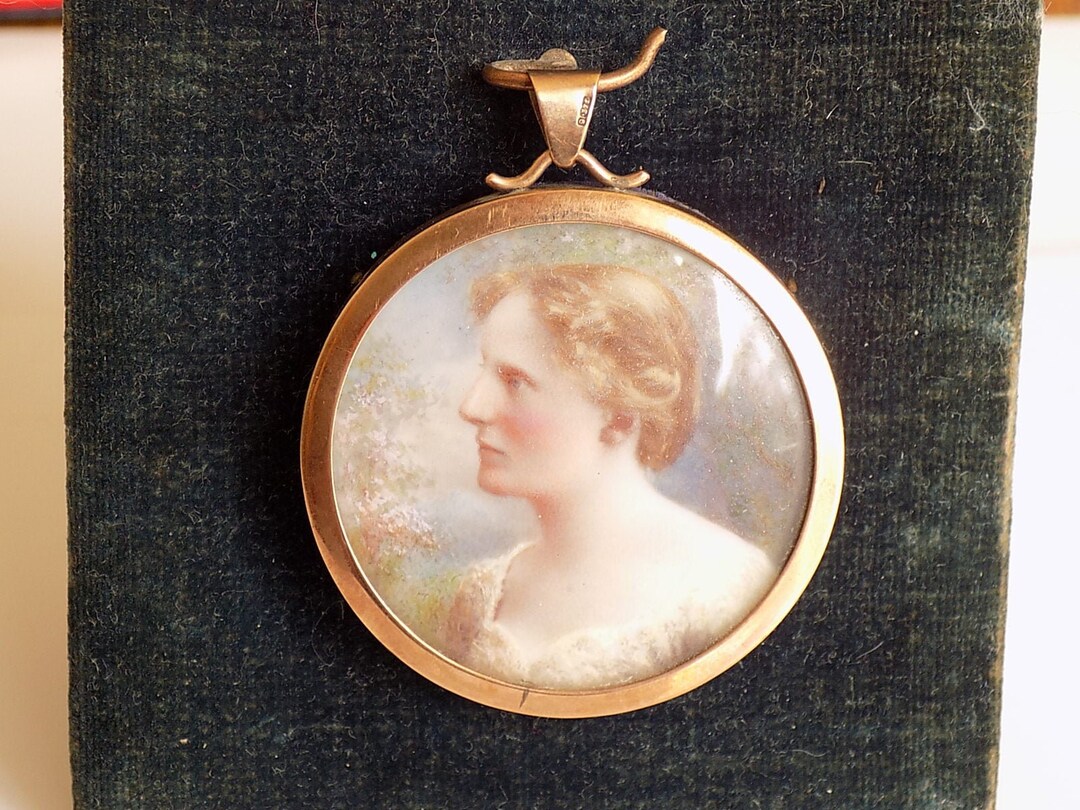 Ancien Pendentif Portrait De Femme – Bijou Vintage En Métal Doré (N459)