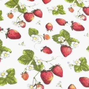 Könnte beinhalten: Weißer Stoff mit einem sich wiederholenden Muster aus roten Erdbeeren, grünen Blättern und weißen Blüten. Die Erdbeeren variieren in der Größe und werden von kleineren, unreifen Beeren begleitet. Das Design ist ein fröhlicher, sommerlicher Druck.
