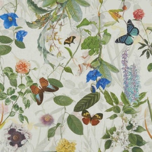 Può includere: Illustrazione botanica con sfondo crema, che presenta una varietà di fiori e farfalle. Il design presenta fiori blu, arancioni e rossi, insieme a farfalle nelle tonalità del marrone, blu e giallo. Foglie verdi e viti sono intrecciate nell'opera d'arte.