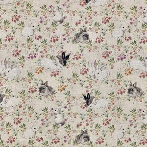 Peut inclure: Motif répété de lapins et de fleurs sur fond beige. Les lapins sont représentés dans diverses poses et couleurs, dont le blanc, le gris et le marron. Les fleurs sont dans des tons de rouge, de violet et de jaune, avec des feuilles vertes.