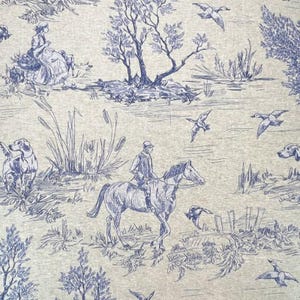 Può includere: Un tessuto con un motivo toile de Jouy blu e bianco. Il motivo raffigura una scena rurale con figure a cavallo, cani, anatre, alberi e una donna in abito. Il tema generale è un'estetica pastorale e vintage.