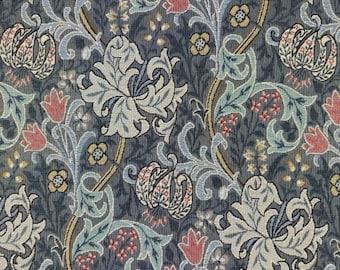 Può includere: Un tessuto intrecciato con un denso motivo botanico su sfondo blu scuro. Il design include grandi fiori bianchi simili a gigli, fiori rosa più piccoli a forma di tulipano, fiorellini gialli e foglie di acanto azzurre che si intrecciano.