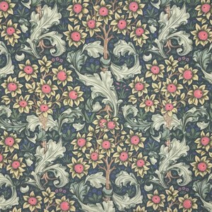 Op de afbeelding: Een herhalend patroon met gestileerde bomen met roze vruchten en gele bloemen op een donkerblauwe achtergrond. Het ontwerp bevat grote, wervelende bladeren in groen- en crèmetinten. Het patroon doet denken aan vintage textielontwerpen.