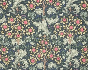 Può includere: Motivo ripetuto con alberi stilizzati con frutti rosa e fiori gialli su sfondo blu scuro. Il design comprende grandi foglie vorticose verdi e crema. L'insieme evoca i motivi tessili vintage.