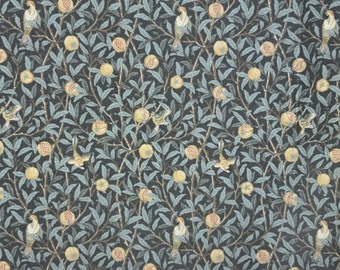 Può includere: Tessuto blu scuro con un motivo ripetuto di uccelli stilizzati, melograni e fogliame. Il design presenta melograni gialli, foglie azzurre e uccelli nei toni del bianco, giallo e marrone. Il tessuto ha un'estetica vintage e botanica.