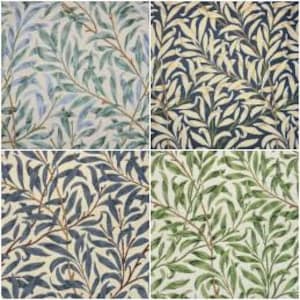 Può includere: Quattro campioni di tessuto con un motivo a foglie botaniche. Le combinazioni di colori includono azzurro e verde su sfondo crema, blu navy e crema, blu navy e marrone su crema e verde e crema.