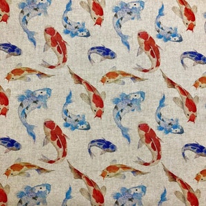 Peut inclure: Un tissu avec un motif répété de carpes koï rouges, oranges, bleues et blanches. Les poissons sont représentés dans différentes positions, nageant sur un fond beige neutre. Le design a une esthétique aquarelle.