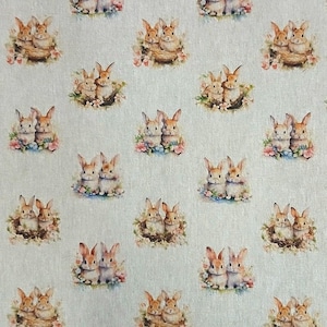 Può includere: Motivo ripetuto di illustrazioni di conigli in stile acquerello. Ogni coppia di conigli è circondata da fiori e fogliame, con una morbida tavolozza di colori pastello. I conigli sono in varie pose, alcuni in nidi.
