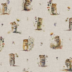 Peut inclure: Motif répété avec des illustrations à l'aquarelle de petites souris brunes tenant des fleurs sauvages. Les souris sont représentées dans diverses poses, entourées de fleurs colorées sur un fond neutre et texturé.