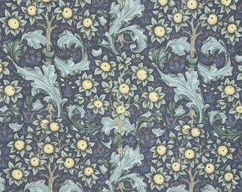Può includere: Un motivo ripetuto con alberi stilizzati con frutti gialli e fiori. Il design incorpora grandi foglie verde-azzurro chiaro e un fogliame a spirale su uno sfondo blu scuro. L'estetica generale ricorda i design tessili vintage.