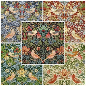 Könnte beinhalten: Eine Collage von Stoffmustern mit sich wiederholenden Mustern von Vögeln, Blumen und Beeren. Die Farbpalette umfasst Blau-, Grün-, Rot- und Cremetöne mit aufwendigen Details und einer Vintage-Ästhetik. Die Designs erinnern an klassische Textilkunst.