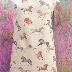 Paardenschort met/zonder zak, met of zonder verstelbare nekband.  Handgeborduurde naamoptie VKKerstcadeau