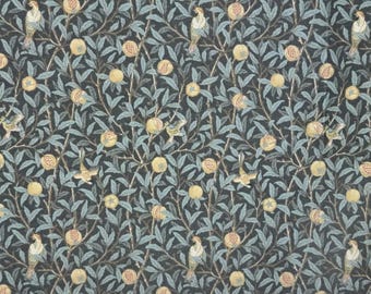 Può includere: Motivo ripetuto di uccelli stilizzati, melograni e fogliame. Il design presenta uno sfondo blu scuro con foglie azzurre, frutti gialli e uccelli nei toni del beige e del marrone. Adatto per l'arredamento della casa.