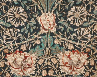 Op de afbeelding: Een gedetailleerd bloemenpatroon met grote, gestileerde bloemen in crème en rood, tegen een donkerblauwe achtergrond. Het ontwerp bevat ingewikkelde wijnranken en bladeren in blauwgroen en crème, voor een klassieke, sierlijke uitstraling.