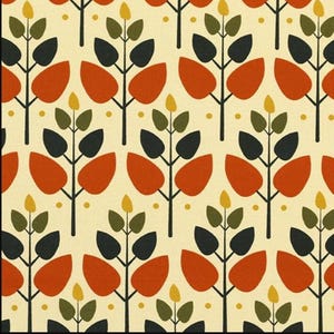 Op de afbeelding: Een herhalend patroon met gestileerde bomen met oranje, zwarte, groene en gele bladeren op een crèmekleurige achtergrond. Het ontwerp heeft een mid-century modern esthetiek, met een eenvoudige, grafische stijl. De bladeren zijn ovaal van vorm en symmetrisch gerangschikt.