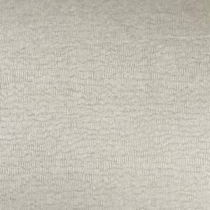 Può includere: Primo piano di un tessuto strutturato in un colore bianco sporco neutro. La superficie presenta un motivo sottile e irregolare con linee verticali e orizzontali, creando un aspetto tessuto. Il tessuto appare morbido e invitante.
