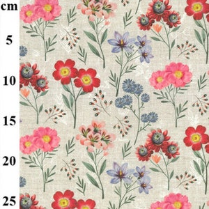 Puede incluir: Tela floral con fondo beige y un patrón repetido de flores coloridas. Las flores incluyen flores rojas, rosas y azules con tallos y hojas verdes. La tela tiene un aspecto texturizado.