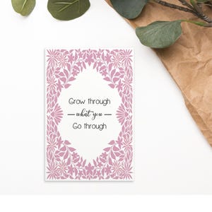 Pasa por lo que tengas que pasar - Postal floral motivacional