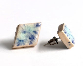 Lichtroze ruit oorknopjes met blauwe vlekjes, handgemaakt van keramiek | Oorbellen van aardewerk afgewerkt met RVS in diamant vorm