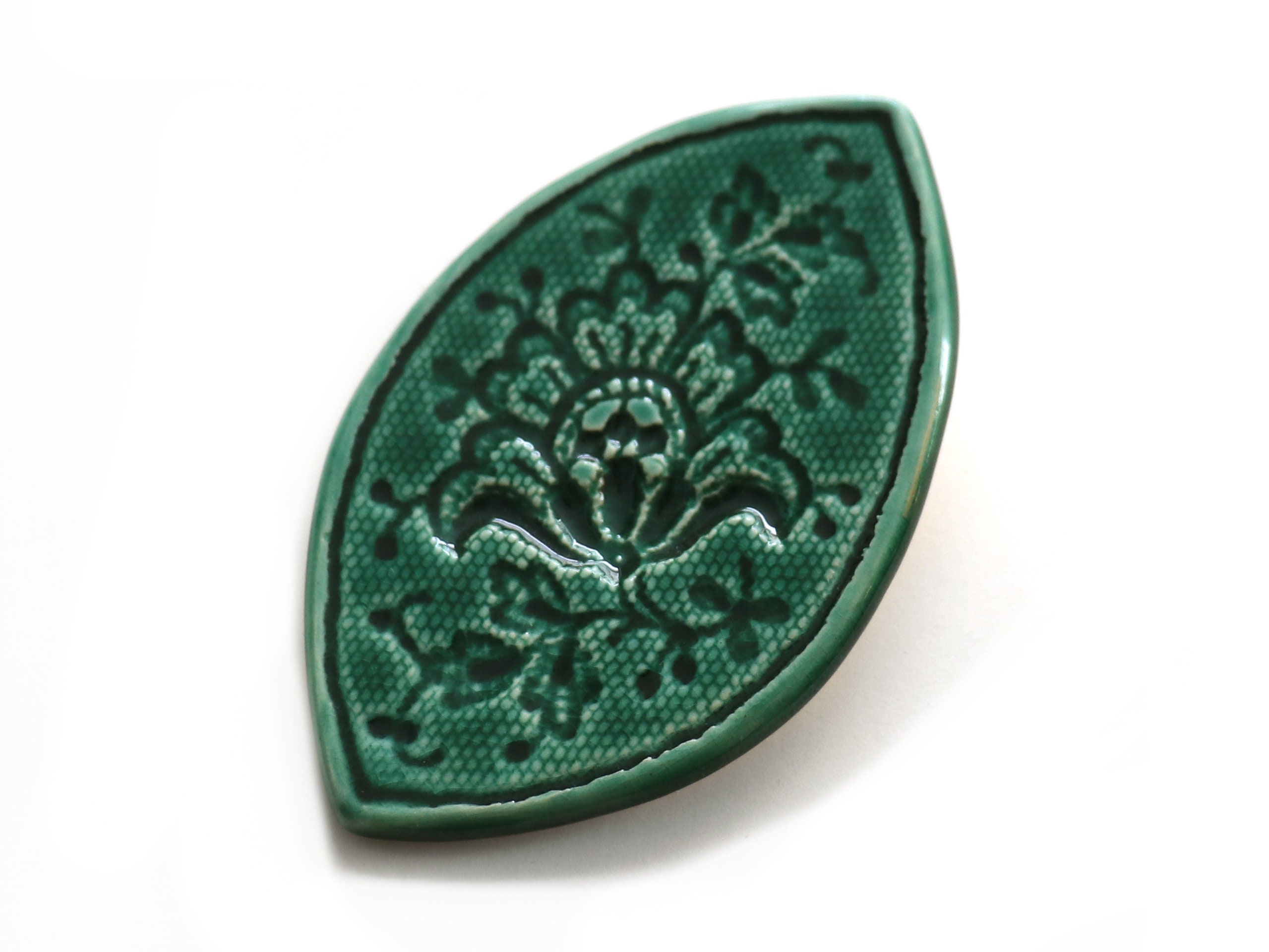 Green brooch with vintage lace print | Handmade ceramic jewelry | Deep green brooch in almond shape decorated with detailed vintage flowers