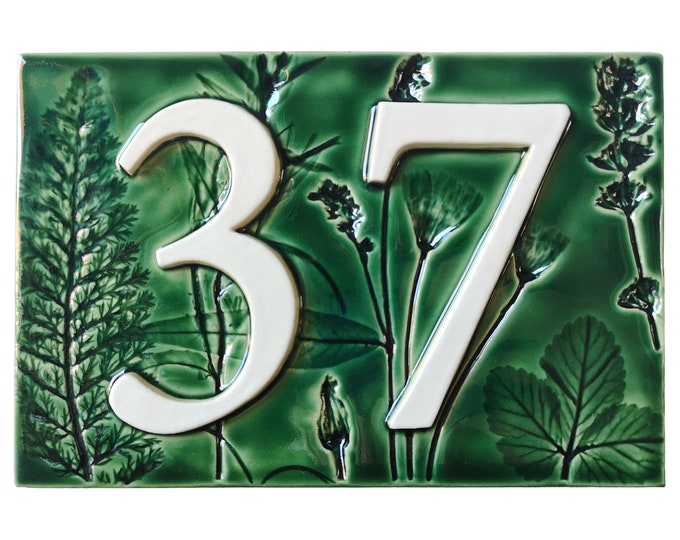 Green housenumber sign with plants | Handmade ceramic address plate | Customized botanical housenumber sign | Unique personalized address